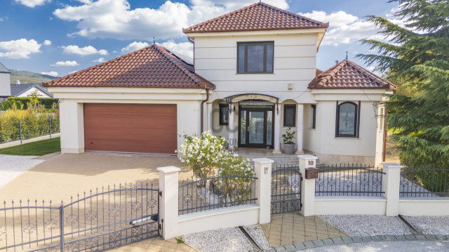 Eladó családi ház, Budajenőn 449.999 M Ft, 8 szobás