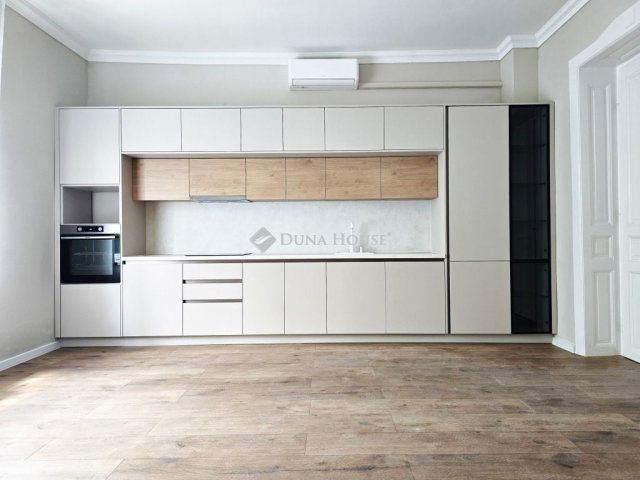 Eladó téglalakás, Pécsett 65.9 M Ft, 3 szobás