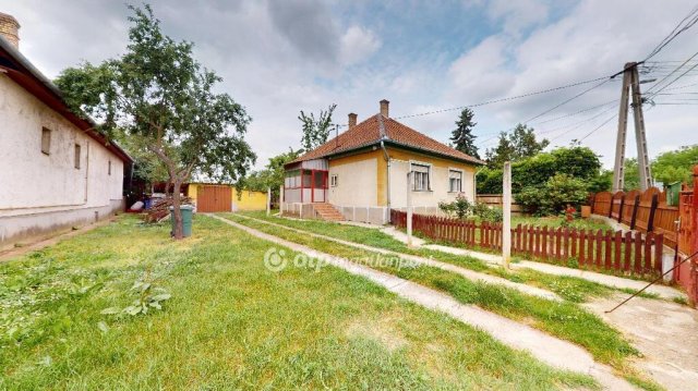 Eladó családi ház, Mezőcsáton 24 M Ft, 2 szobás