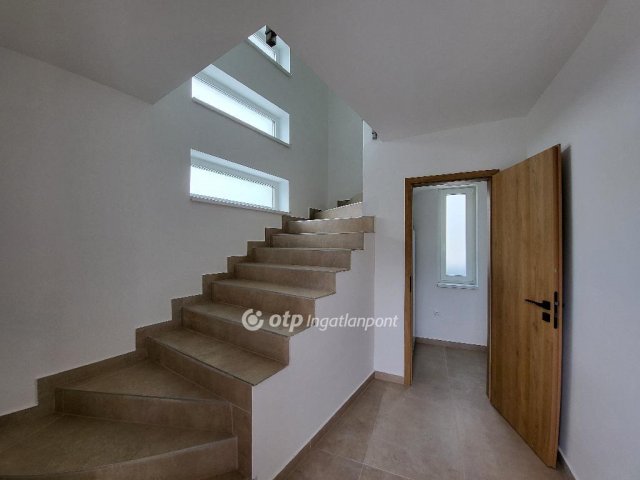 Eladó téglalakás, Siófokon 99.99 M Ft, 3 szobás