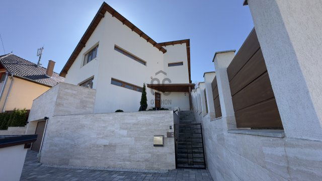 Eladó családi ház, Salgótarjánban 335 M Ft, 8 szobás