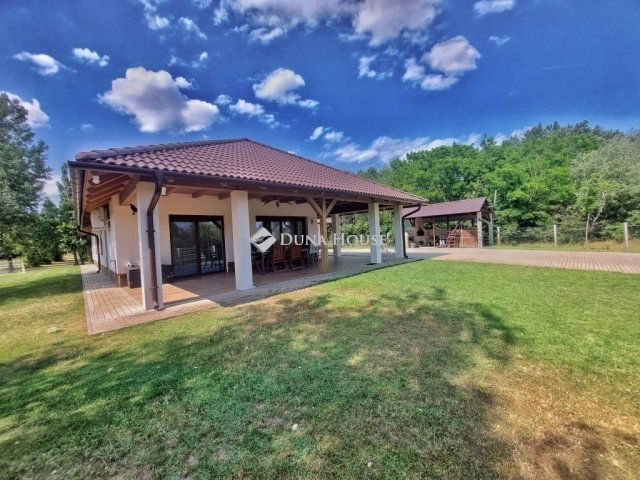 Eladó családi ház, Pakson 149.99 M Ft, 4 szobás