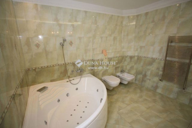 Eladó családi ház, Kecskeméten 248 M Ft, 6 szobás