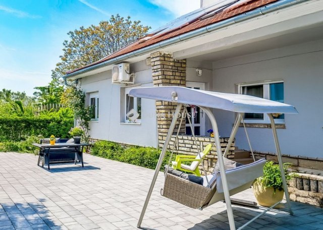 Eladó családi ház, Siófokon 279 M Ft, 9 szobás