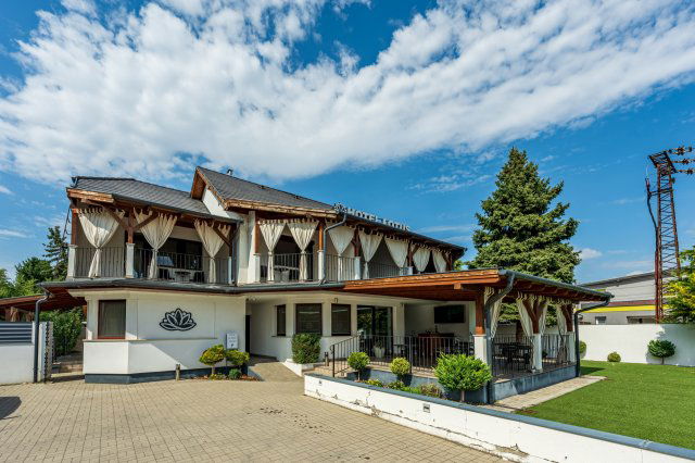 Eladó hotel, Halásztelken, Új utcában 329 M Ft, 10 szobás