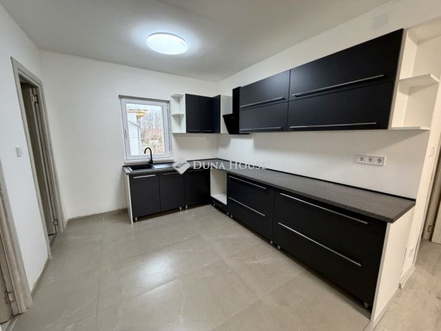 Eladó családi ház, Előszálláson 65 M Ft, 3 szobás