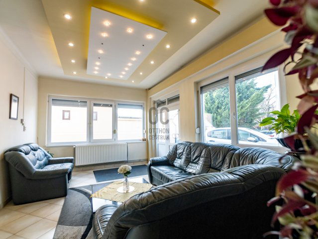 Eladó családi ház, Kecskeméten 230 M Ft, 9 szobás