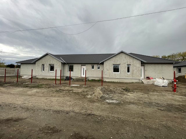 Eladó sorház, Kiskunlacházán 65.6 M Ft, 4 szobás