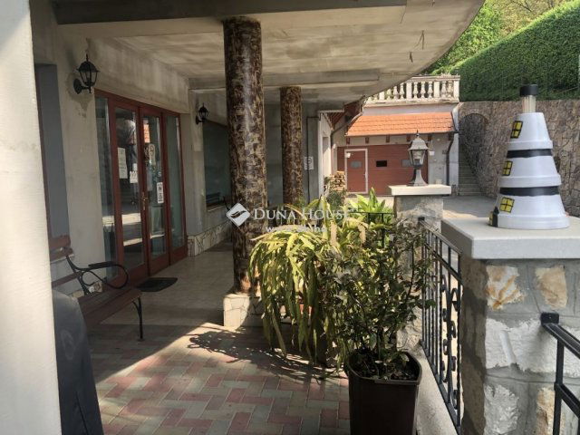 Eladó hotel, Zebegényben 440 M Ft, 16 szobás