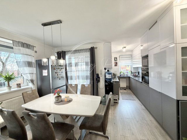 Eladó téglalakás, Pécsett 89.9 M Ft, 3 szobás