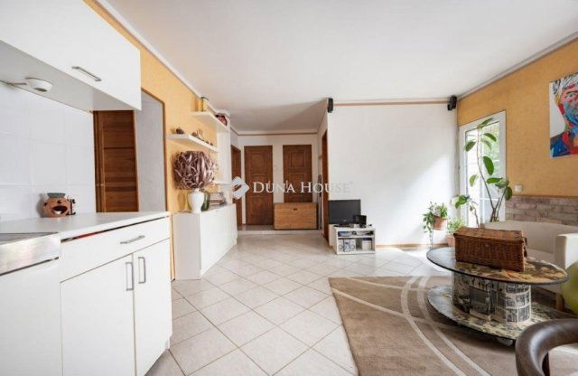 Eladó családi ház, Budaörsön 285 M Ft, 8 szobás