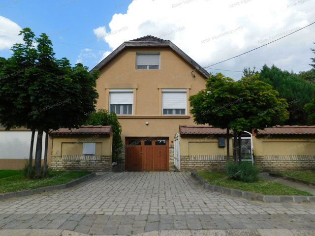 Eladó családi ház, Izsákon 54.9 M Ft, 4+2 szobás