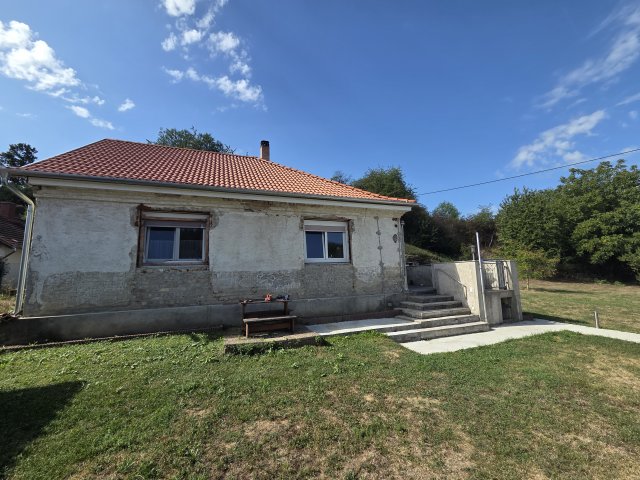 Eladó családi ház, Holládon 31.11 M Ft, 3 szobás