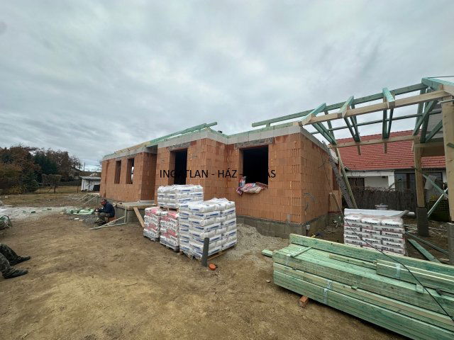 Eladó ikerház, Veresegyházon 104.9 M Ft, 5 szobás