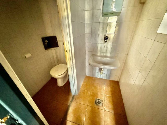 Eladó üzlethelyiség, Budapesten, XIII. kerületben, Váci úton