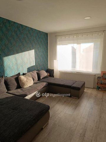 Eladó családi ház, Újpetrén 40 M Ft, 8 szobás