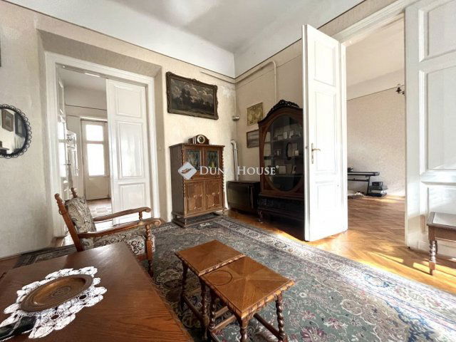 Eladó téglalakás, Budapesten, V. kerületben, Báthory utcában