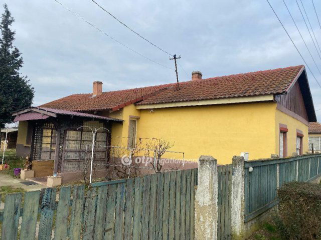 Eladó családi ház, Dombrádon 12 M Ft, 2 szobás