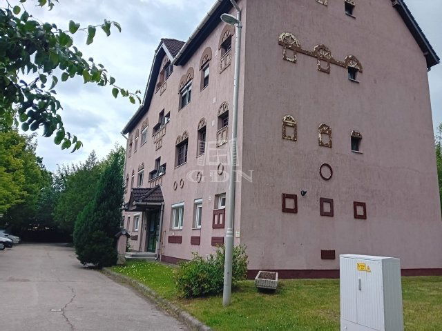 Eladó téglalakás, Veszprémben 68.7 M Ft, 4 szobás