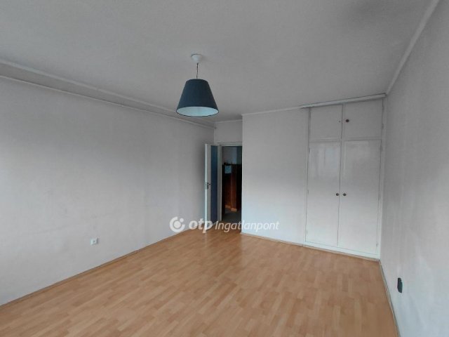 Eladó panellakás, Hatvanban 36.99 M Ft, 2+1 szobás