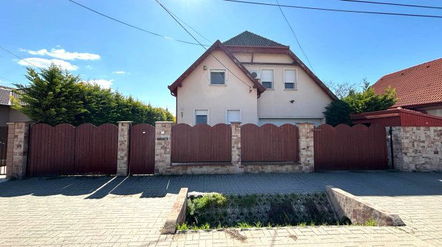 Eladó családi ház, Vecsésen 198.9 M Ft, 6+3 szobás
