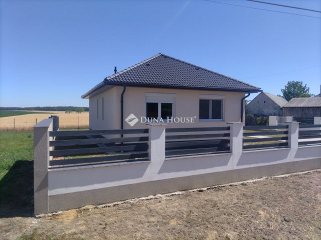 Eladó családi ház, Peresztegen 96.9 M Ft, 4 szobás