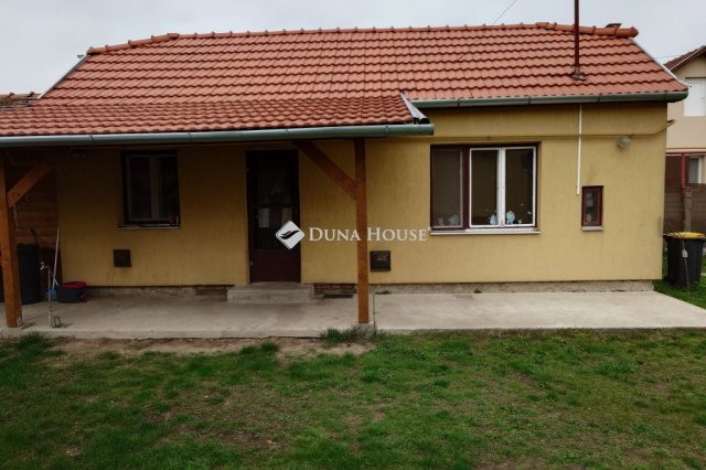 Eladó családi ház, Kiskunfélegyházán 29.9 M Ft, 1 szobás