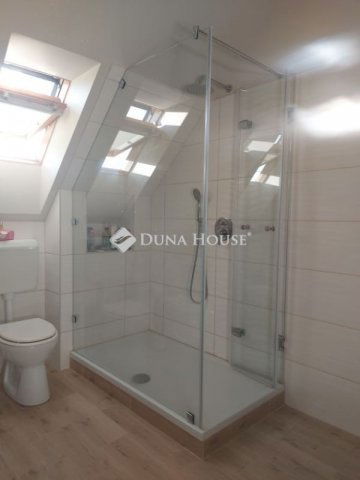 Eladó téglalakás, Sukorón 94.5 M Ft, 3 szobás