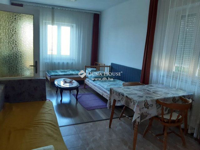 Eladó családi ház, Dunaalmáson 69.9 M Ft, 6 szobás