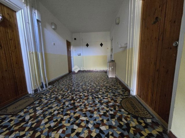 Eladó panellakás, Komlón 19.9 M Ft, 2 szobás