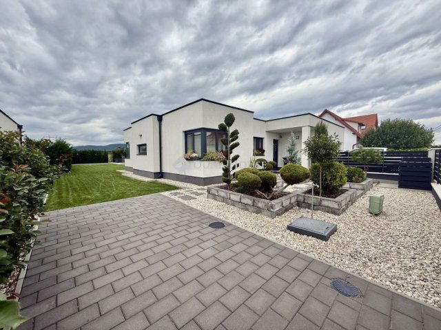 Eladó családi ház, Veszprémben 162 M Ft, 4 szobás