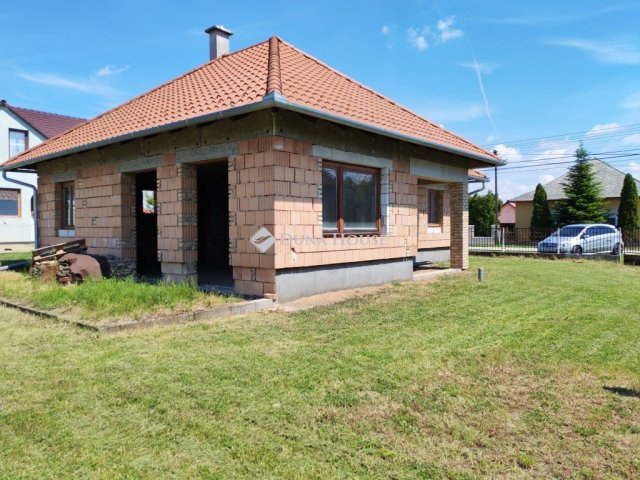 Eladó családi ház, Tamásiban 28 M Ft, 3 szobás