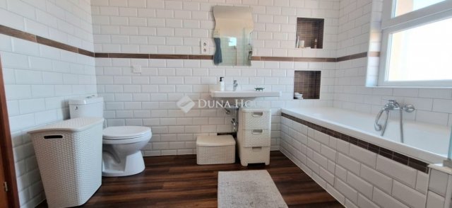 Eladó téglalakás, Kecskeméten 86 M Ft, 4 szobás