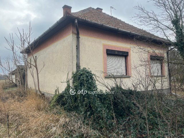 Eladó családi ház, Tiszaföldváron 6 M Ft, 1+1 szobás