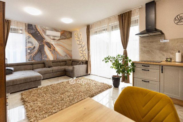 Eladó ikerház, Balatonvilágoson 240 M Ft, 5+1 szobás