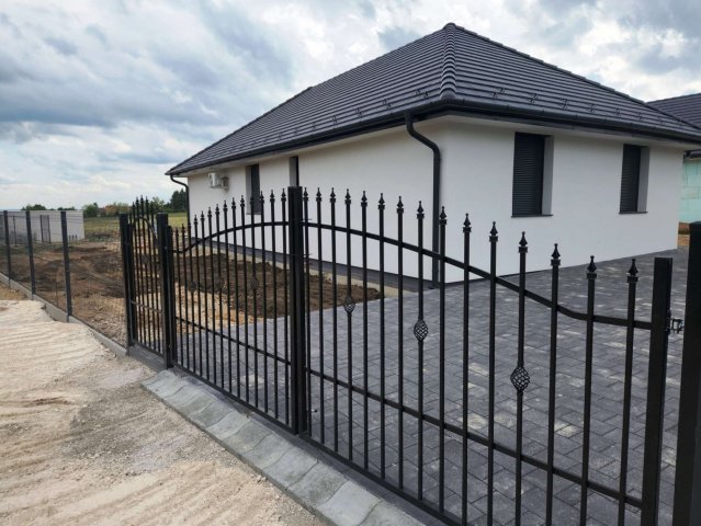 Eladó családi ház, Cserszegtomajon 121.9 M Ft, 3+1 szobás