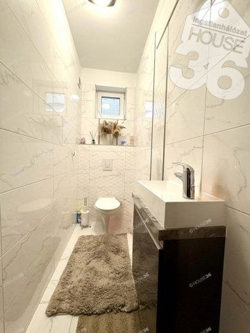 Eladó téglalakás, Kecskeméten 105 M Ft, 4 szobás