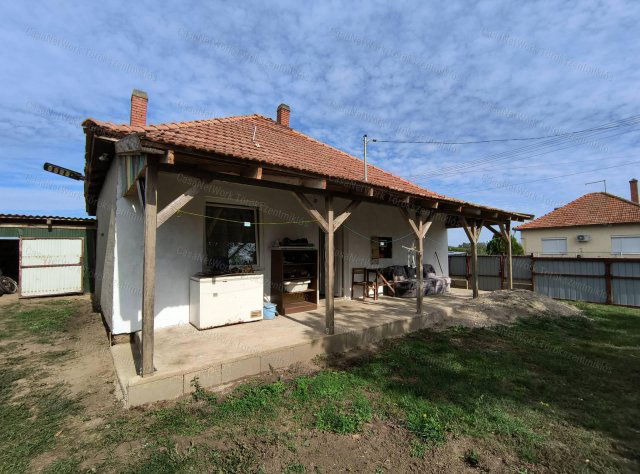 Eladó családi ház, Tiszaroffon 8.9 M Ft, 2+1 szobás