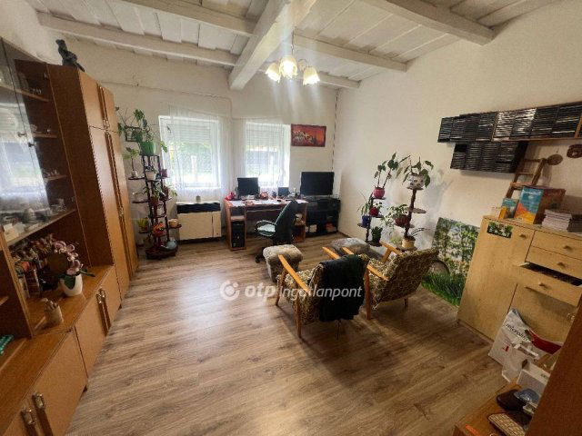 Eladó családi ház, Újszászon 14.9 M Ft, 2 szobás