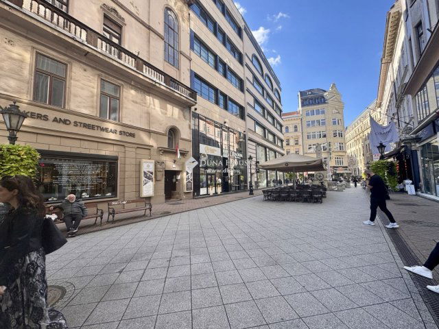 Eladó téglalakás, Budapesten, V. kerületben, Kristóf téren