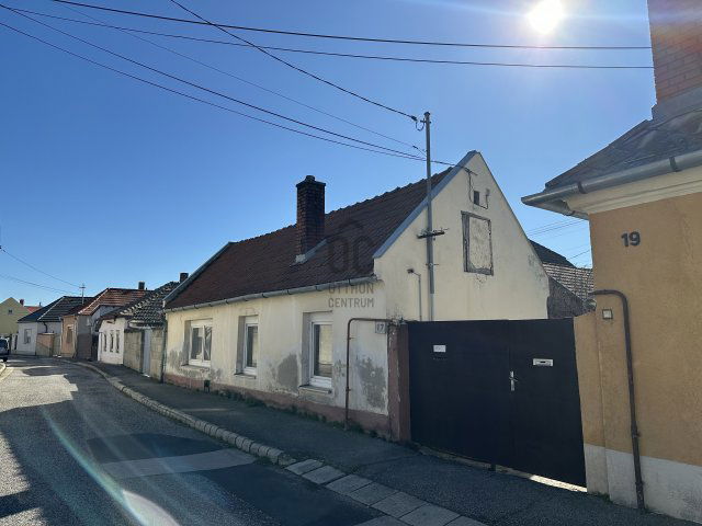Eladó családi ház, Veszprémben 21.9 M Ft, 2 szobás
