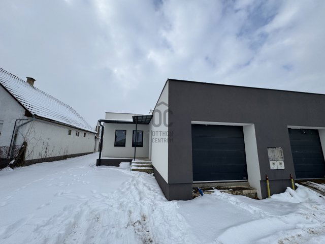 Eladó ikerház, Nyíregyházán 65.8 M Ft, 4 szobás