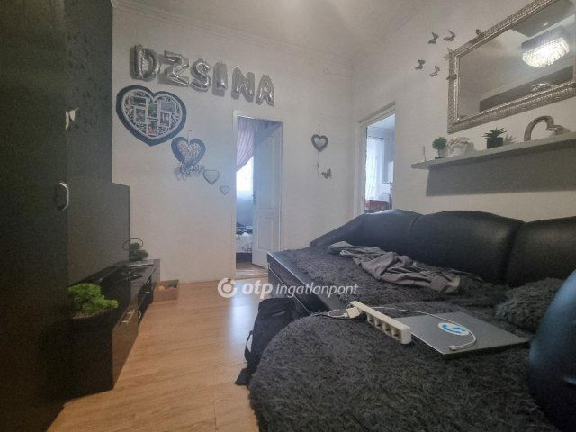 Eladó családi ház, Pápán 32.99 M Ft, 1+3 szobás