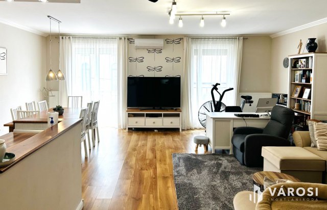 Eladó téglalakás, Szegeden 90 M Ft, 3 szobás