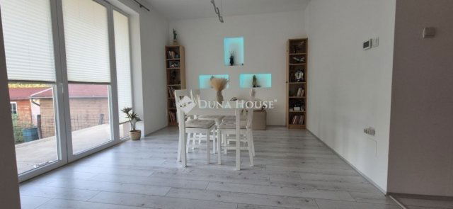 Eladó családi ház, Monoron 164.9 M Ft, 5 szobás