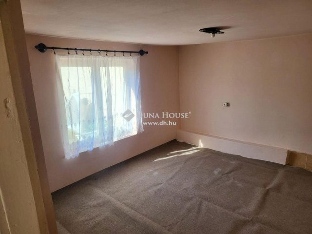 Eladó családi ház, Esztergomban 39.9 M Ft, 2 szobás