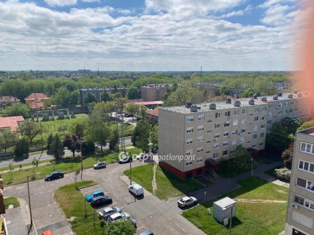 Eladó panellakás, Cegléden 39.9 M Ft, 2+1 szobás