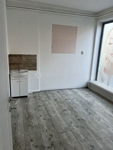 Eladó üzlethelyiség, Veszprémben, Kossuth Lajos utcában 58 M Ft