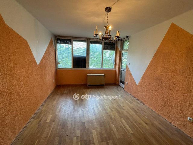 Eladó téglalakás, Tiszafüreden 24 M Ft, 3 szobás