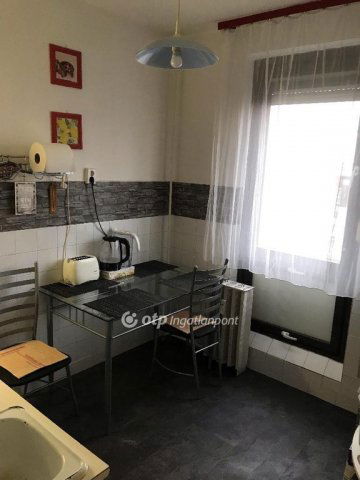 Eladó panellakás, Pécsett 44.5 M Ft, 2 szobás